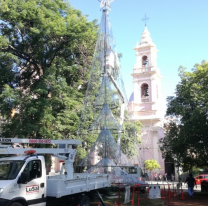 Comenzó el armado del arbolito de Navidad en la plaza 9 de Julio