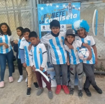 Escuela de Vaqueros se "puso la diez": les regaló a sus estudiantes una remera de la selección