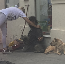 Gran gesto en el centro: lo vio descalzo, le compró zapatillas y lo hizo emocionar