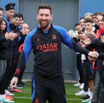 Lionel Messi fue recibido en el PSG con un pasillo de honor y recibió un regalo inesperado