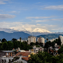 Salta: en pleno verano, los cerros amanecieron pintados de blanco