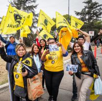 Una multitud recibe a Javier Milei en Salta