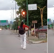 Salteña vende bollos en la calle para sacar adelante a sus hijos