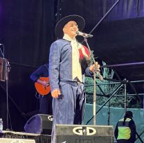 Hernán Arias, el cantor que conquista multitudes, consagrado por el público en el Festival de Cachi