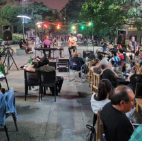 Sábado de guitarreada y mates en el Paseo de los Poetas