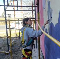 Artistas salteños embellecen el barrio Juan Pablo II con murales