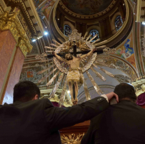 Entre lágrimas, pañuelos y oraciones , entronizaron al Señor y la Virgen del Milagro