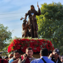 Miles de personas acompañaron la procesión de San Francisco Solano en El Galpón