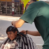 Salteño corta el pelo "a voluntad" en las plazas para salir adelante