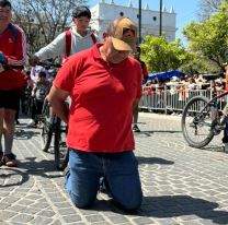 Peregrino llegó de rodillas a la Catedral de Salta en busca de un milagro