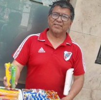 Salteño vende juguitos en el centro  y le da de comer a los perritos callejeros