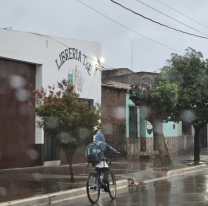 Salteñito pedaleó en medio de la lluvia para ir a la escuela y emocionó a todos