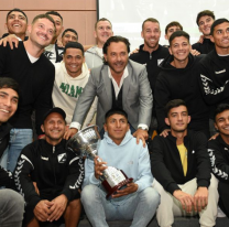 El gobernador recibió al plantel de Central Norte tras su histórico ascenso a Primera Nacional