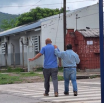 Un gesto que ilumina corazones: chofer de SAETA se bajó del colectivo y con su acción emocionó a todos 