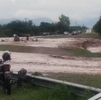 La fuerte tormenta inundó por completo la ruta que lleva a Guachipas