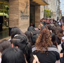 Una multitud espera por Emilia Mernes en la puerta del Alejandro I