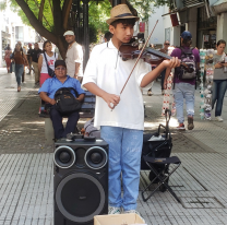 Un pequeño talento que emociona: "Willdviolin" deslumbra con su música en la peatonal de Salta