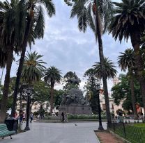 Impactante: un rayo cayó en la plaza 9 de Julio