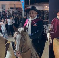 Como en Jesús María: El Chaqueño llegó a caballo al Festival de Molinos