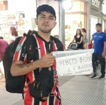 Salteño vende sándwiches en la peatonal para costear el tratamiento en sus piernas