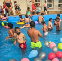 Música, juegos y mucha diversión en la "pool party" de la colonia de vacaciones