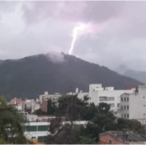 Un rayo cayó en inmediaciones al cerro Ala Delta y por seguridad el teleférico quedará cerrado