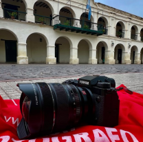 Fotógrafos de Salta exigieron justicia por la agresión a Pablo Grillo y realizaron un "Camarazo" en la plaza 9 de Julio